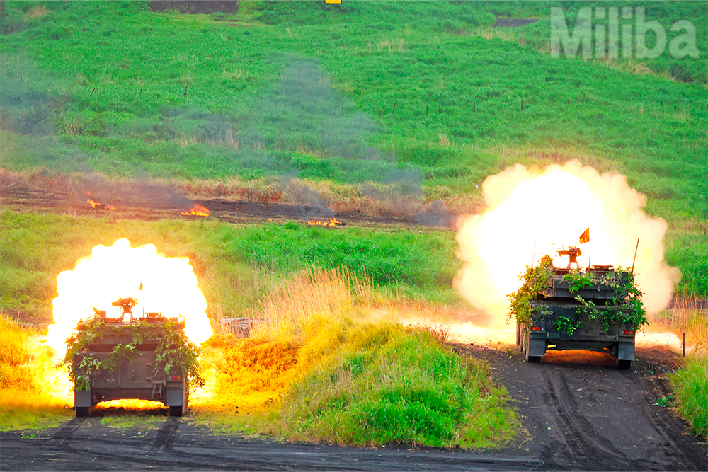タイミングの合った2両同時射撃を披露する16式機動戦闘車