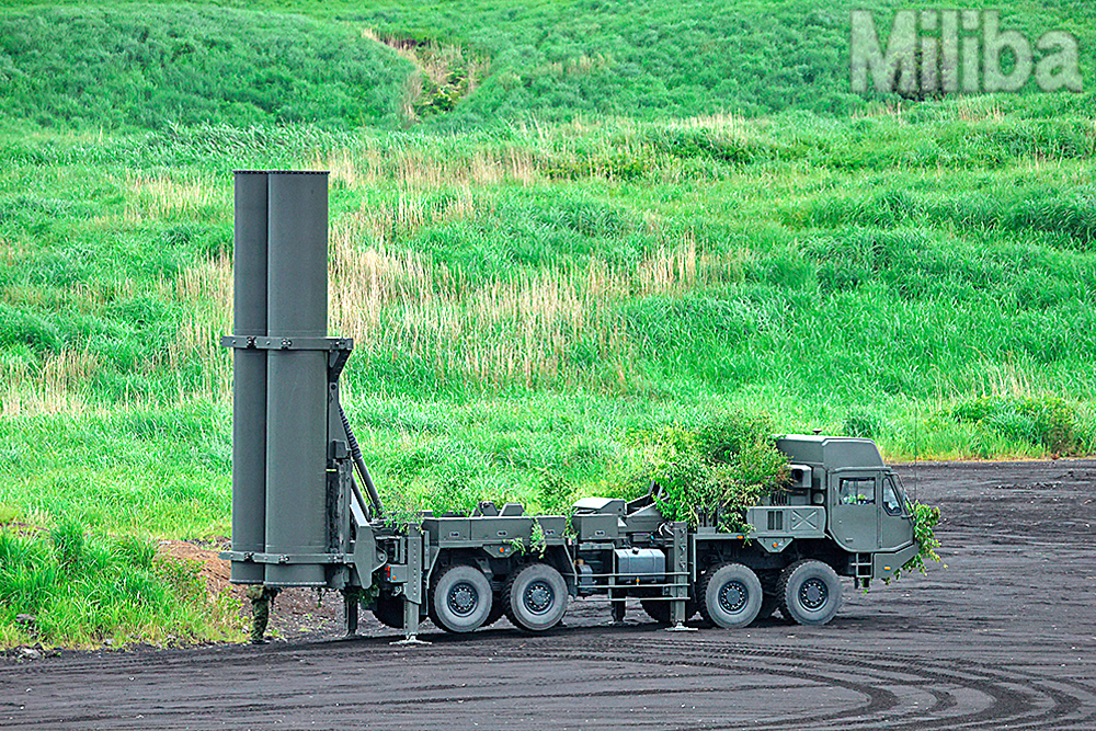発射姿勢を披露する25式高速滑空弾の発射機