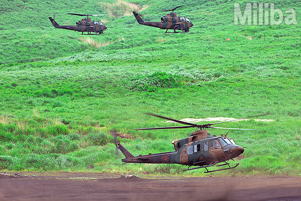 AH-1Sが警戒する中、偵察用オートバイを輸送してきたUH-2