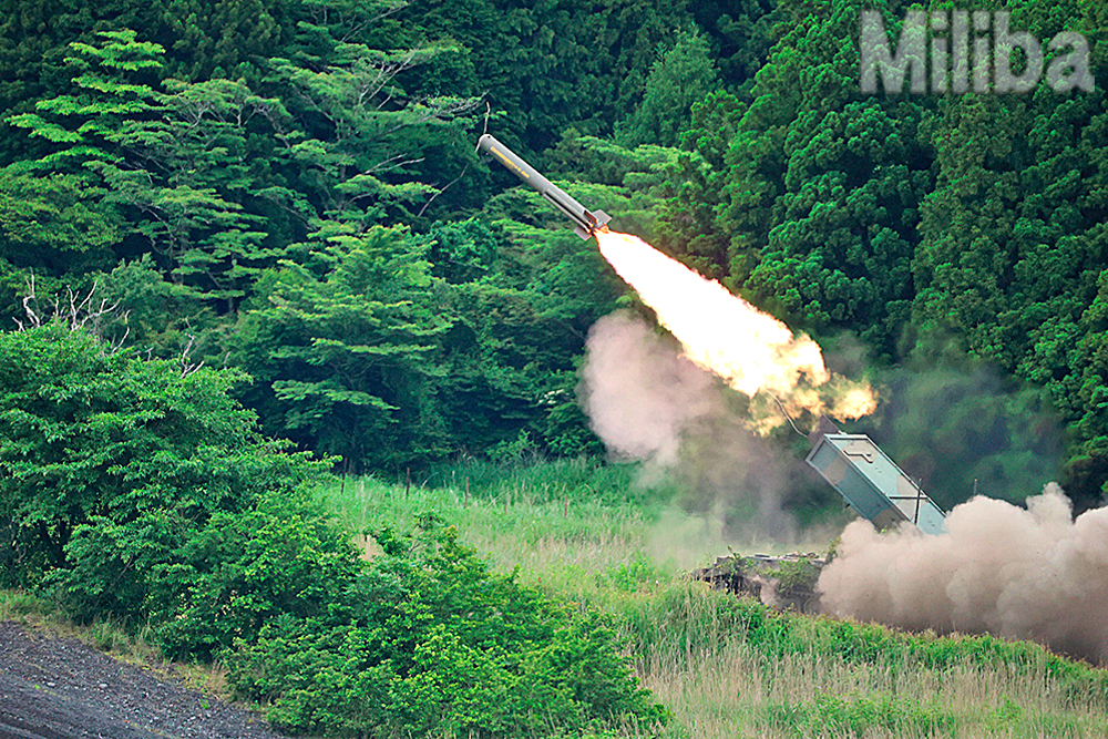 92式地雷原処理車が地雷原処理用ロケット弾を投射した瞬間