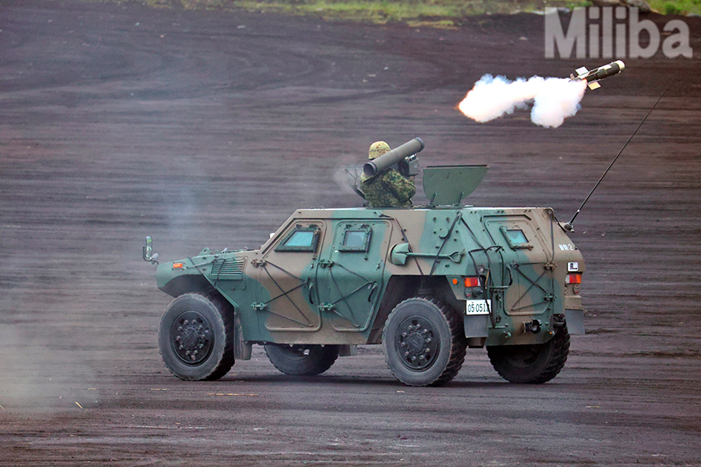 軽装甲機動車の上部ハッチから01式軽対戦車誘導弾を射撃した瞬間