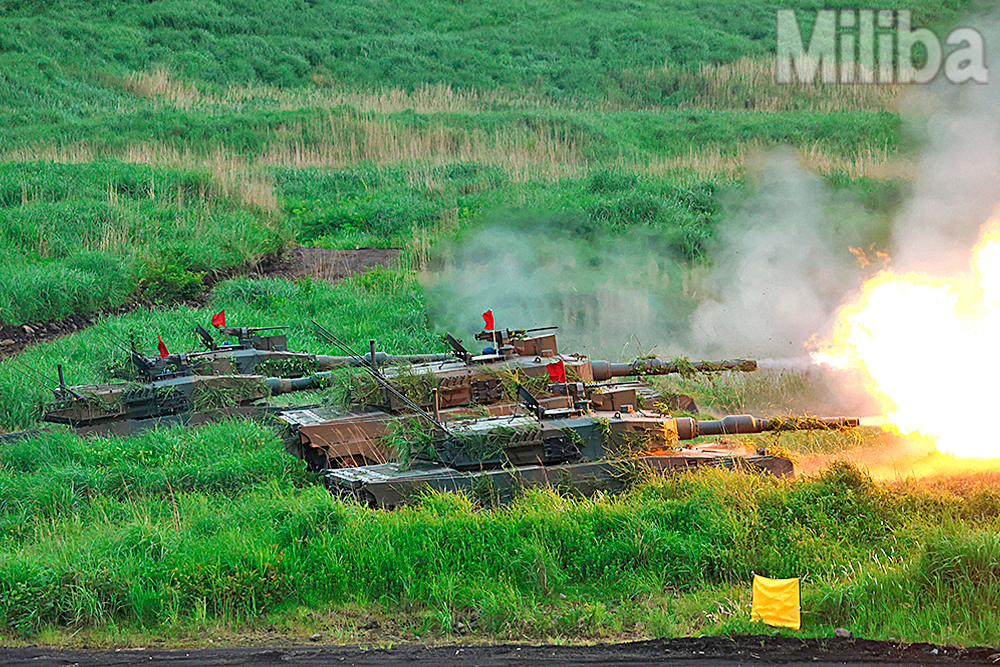 タイミングを合わせ、2両同時に射撃する90式戦車