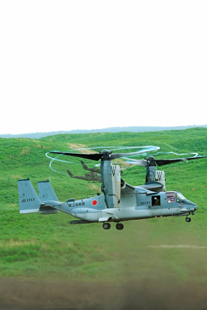 表紙写真：ローターからのベイパーを纏うV-22オスプレイ